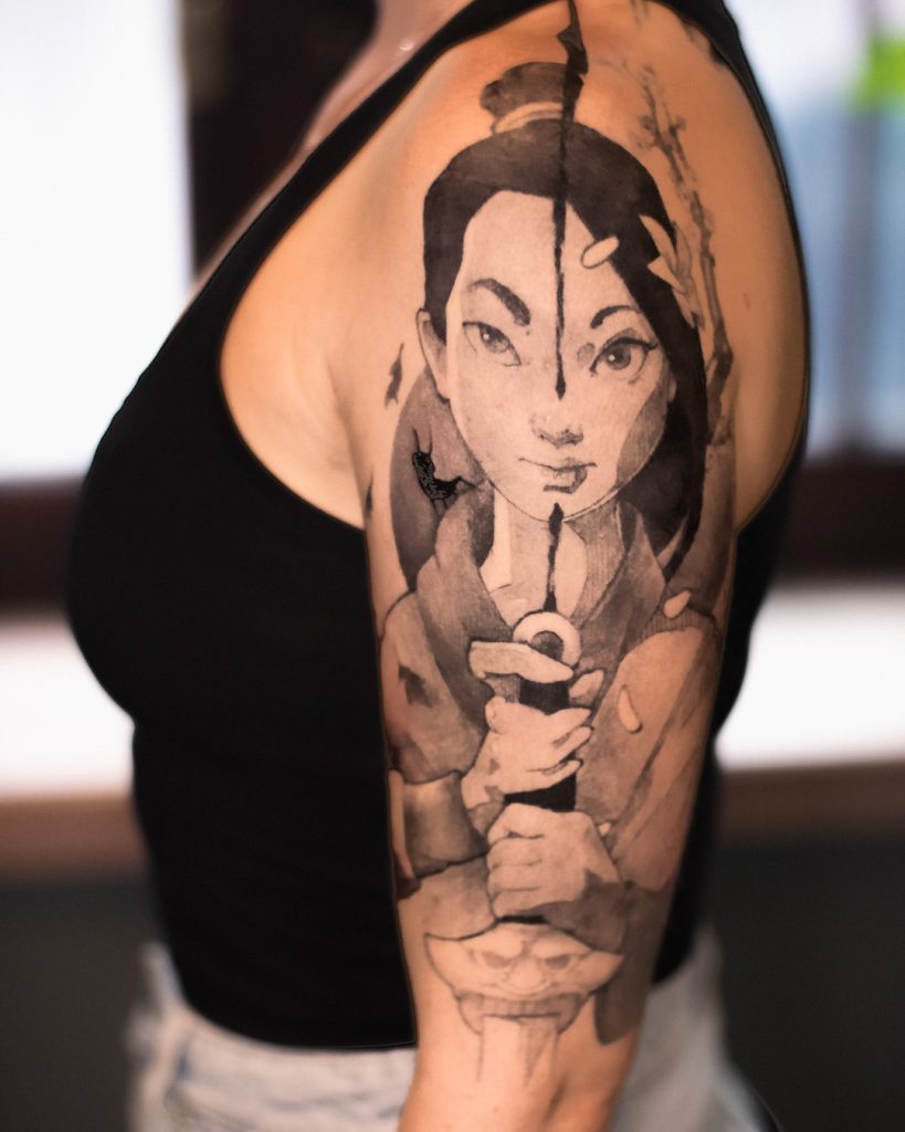 Tatouage de bras de femme avec Mulan par le tatoueur de Genève Bryan Ly