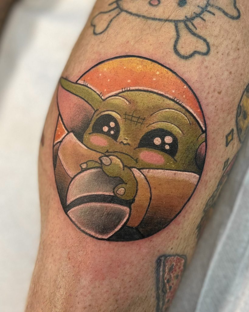 Tatouage de molet Grogu de Mandalorian par la tatoueuse Coyote tattoo
