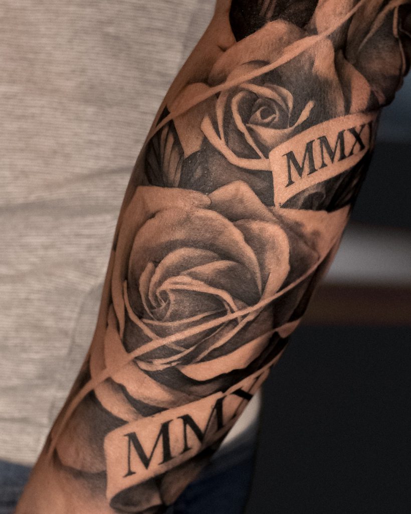 Tatouage de rose sur bras homme par Bryan Ly