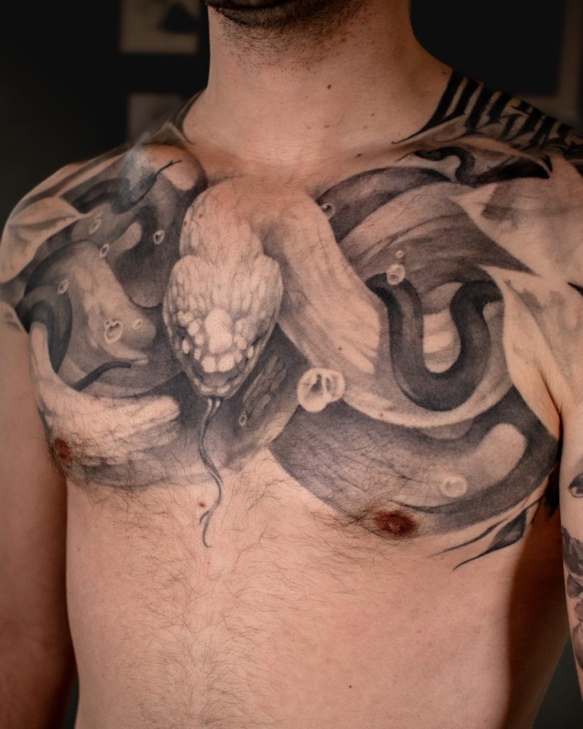 Tatouage de torse homme serpent par Bryan Ly à Genève