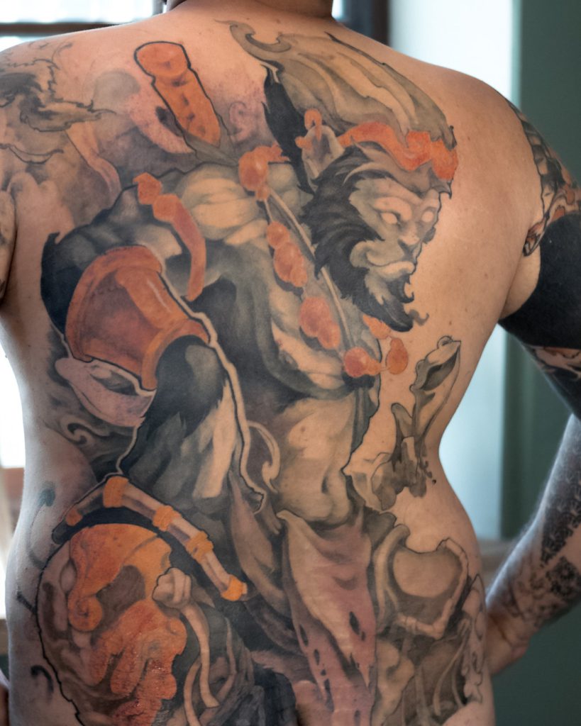 Tatouage de dos complet d'un roi singe par le tatoueur de Genève Bryan Ly